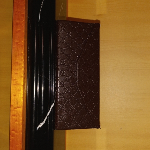 GUCCI Sunglasses Holder - Picture 6 of 6